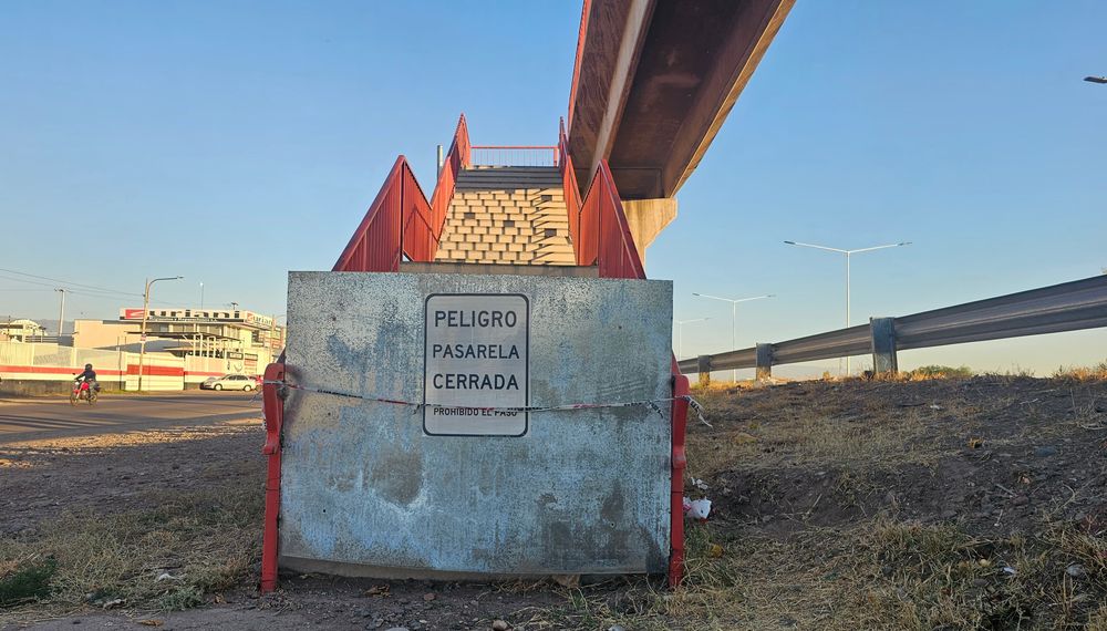 Pasarela peatonal inhabilitada en el Acceso Este. Siguen los problemas para cruzar peatonalmente en el Acceso Este (y también Sur). No hay muchas pasarelas peatonales, la gente cruza por la ruta y en las últimas semana hubo varios accidentes.