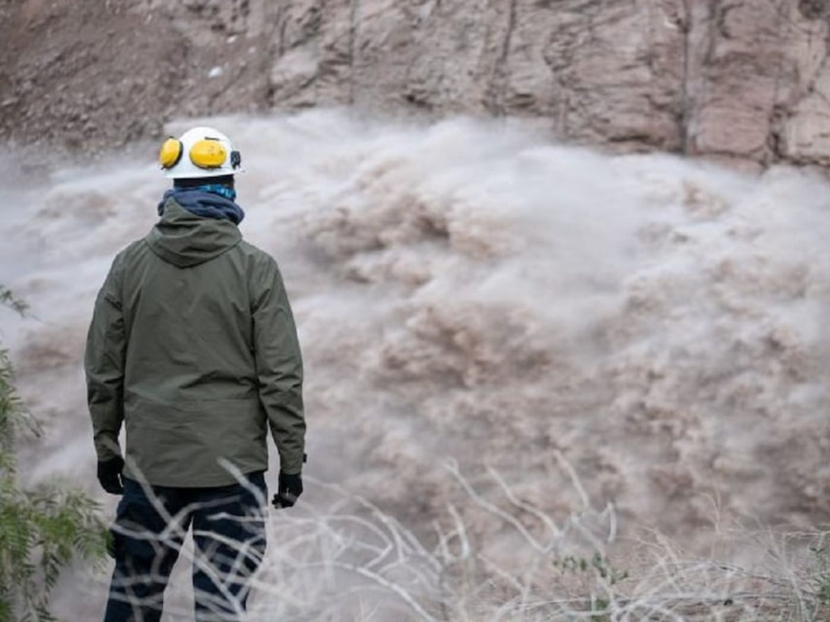 Apertura de compuertas del descargador de fondo del dique Potrerillos para bajar el nivel del embalse (Prensa Gobierno de Mendoza)