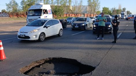 Socavón sobre Acceso Sur a la altura de calle Carrodilla, en Luján de Cuyo