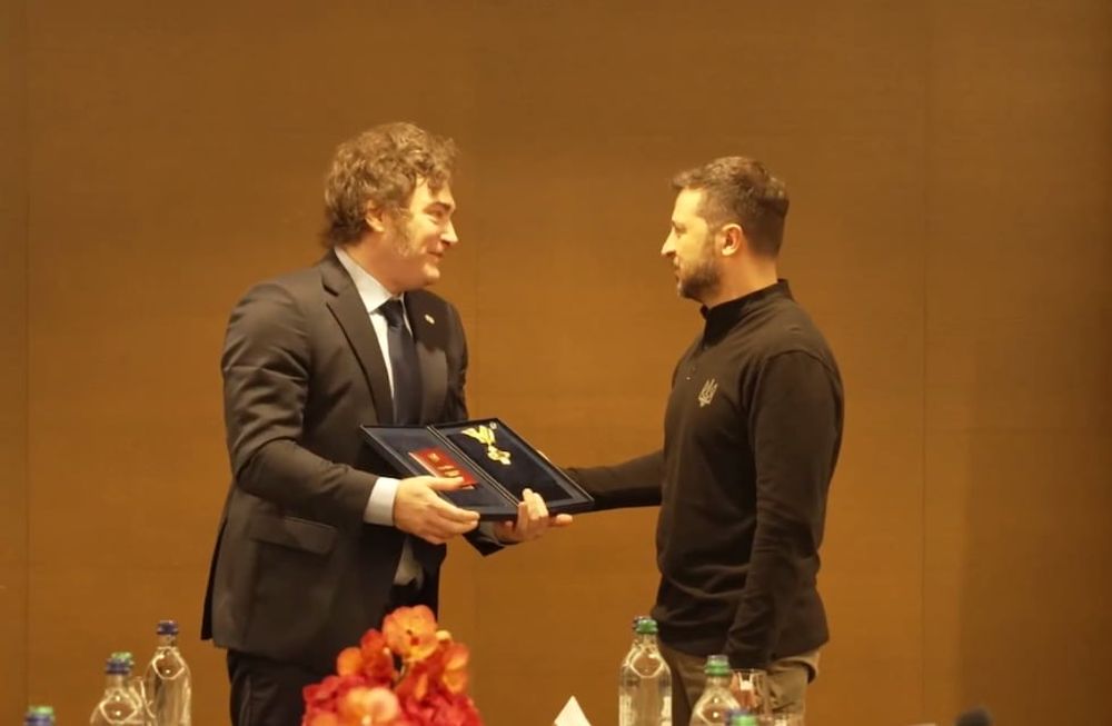 EL Presidente recibió de manos del mandatario ucraniano la Orden de la Libertad, una medalla que históricamente se utilizó para distinguir servicios relevantes prestados en defensa de los valores de la civilización, en pro de la dignificación del ser humano y a favor de la causa de la libertad. Foto: Captura video.