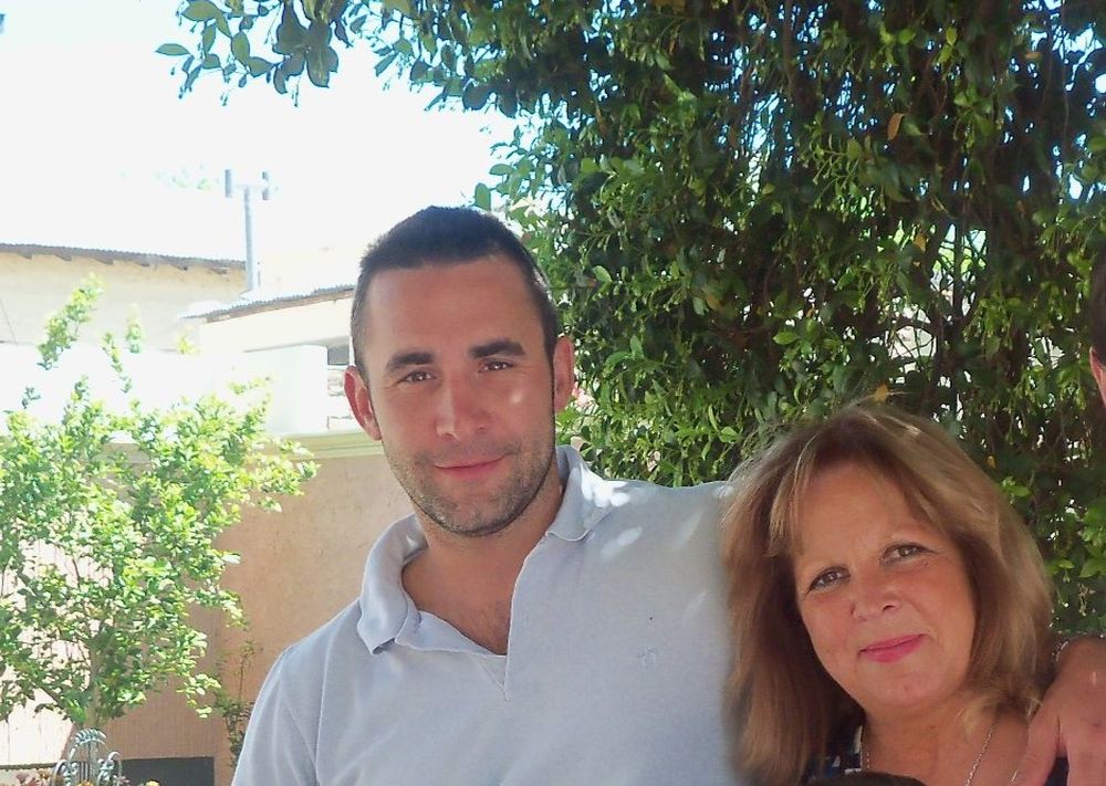 Margarita Gutiérrez, la mujer asesinada, y su hijo mayor David Demaldé, ahora detenido.