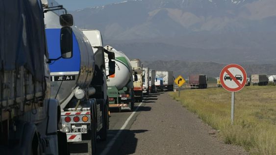 El Sindicato de Trabajadores Viales de Mendoza (Sitravi) interrumpió el tránsito en la ruta 7. Orlando Pelichotti / Los Andes