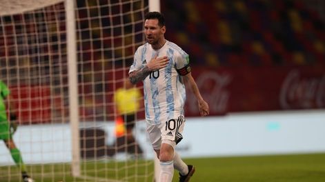 El capitán Lionel Messi marcó de penal el gol de Argentina en el estadio santiagueño. (@Argentina)