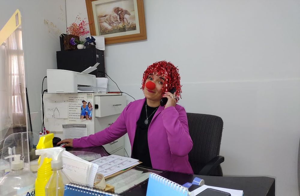 Es secretaria del consultorio médico del doctor Claudio Cascón en San Martín y, durante el Mes del Niño, regala a pacientes adultos mayores algunos obsequios con la idea de conservar la inocencia de la niñez.