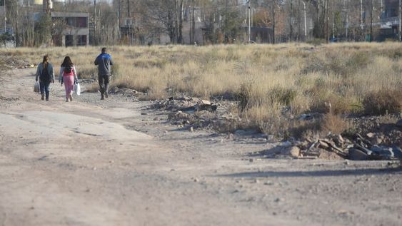 Mayor drumond. El domingo, unas 10 familias intentaron tomar posesión de un terreno cercano al barrio Ceferino. Foto: Jose Gutierrez / Los Andes.