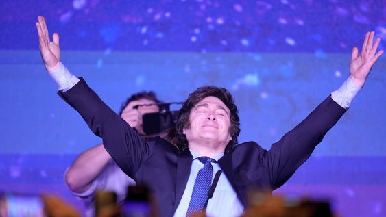 Javier Milei fue el candidato más votado entre quienes aspiran a la presidencia en las elecciones generales de octubre. (AP Foto/Natacha Pisarenko)