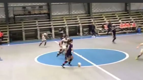 Video: un fantasma interrumpe un partido de futsal femenino y causa estragos