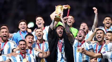 Leo Messi, Campeón del Mundo, levantando la copa.