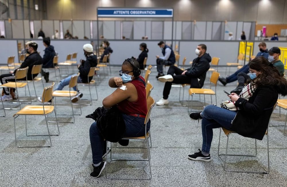 Centro de vacunación en Nantes, Francia. (AP)