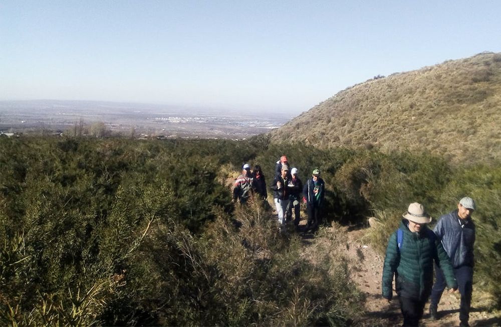 Entre las actividades que se pueden realizar, la más requerida por el público es un trekking de algo más de 3 kilómetros hacia los cerros cercanos, como el Negro. | Foto: Marcelo Rolland / Los Andes