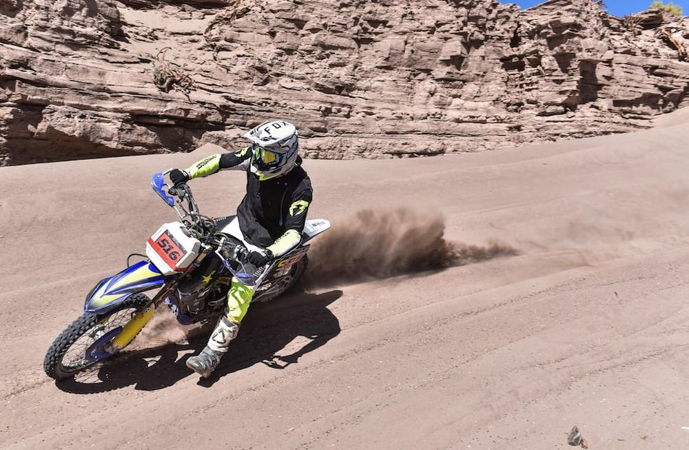 Julián Sanchez logró el segundo puesto en Enduro Moto y pudo coronarse campeón en la temporada 2023 del Canav. Gustavo Milutín, por su parte, se quedó con el tercer puesto en la carrera y en el campeonato. / Gentileza.