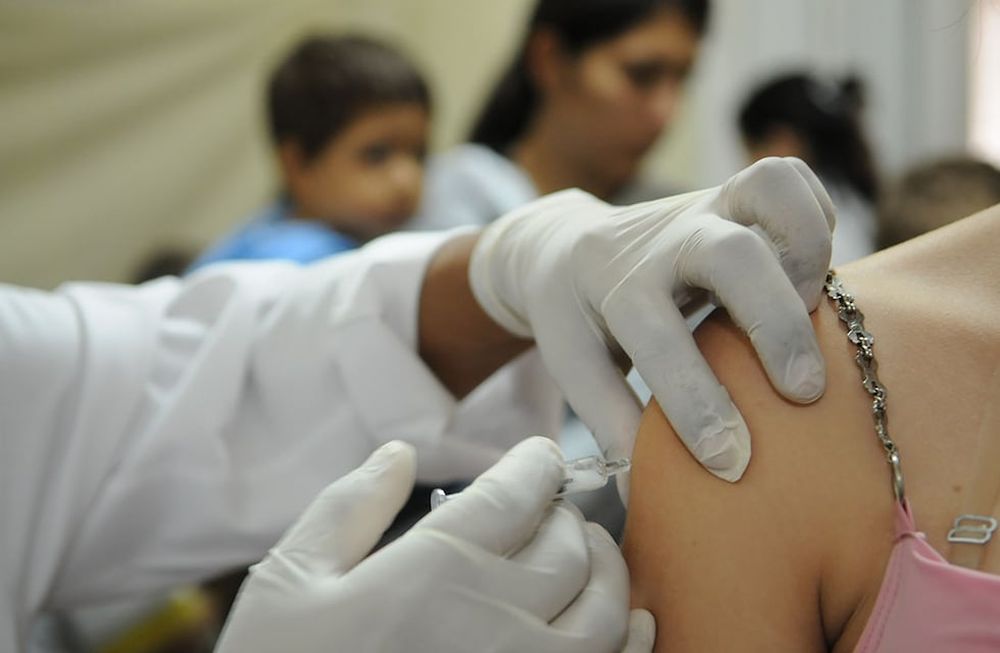 Habitualmente la vacunación contra la gripe inicia en mayo o en junio. El brote actual obligó a comenzar antes. Foto: Archivo / Los Andes