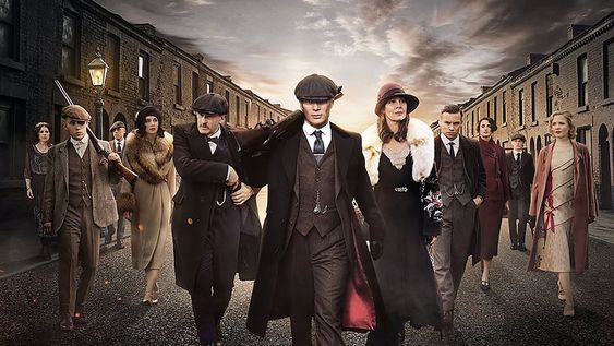 Peaky Blinders tiene todos los condimentos de una gran serie: la historia atrapante de una pandilla callejera que crece hasta controlar el delito de toda una ciudad, personajes memorables, una fotografía épica y una banda sonora hermosamente oscura y eléctrica.
