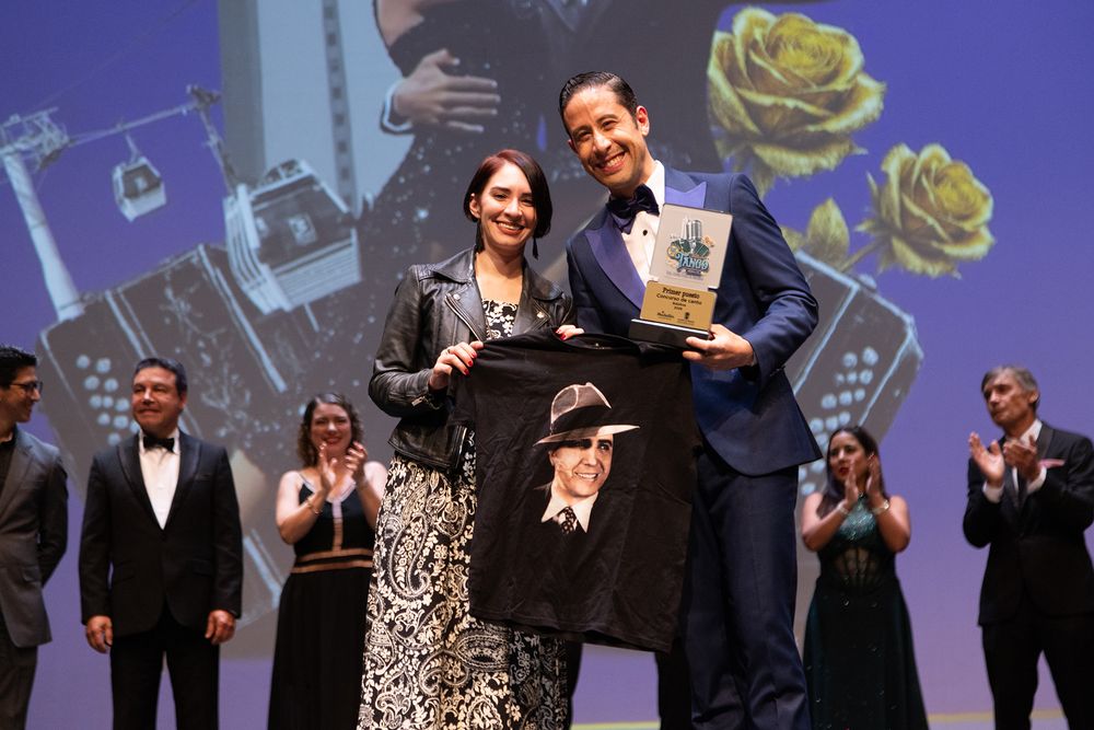 El cantante de tangos mendocino Emanuel Rivero Famá, al momento de recibir el primer premio en el certamen internacional de Medellín (Colombia).