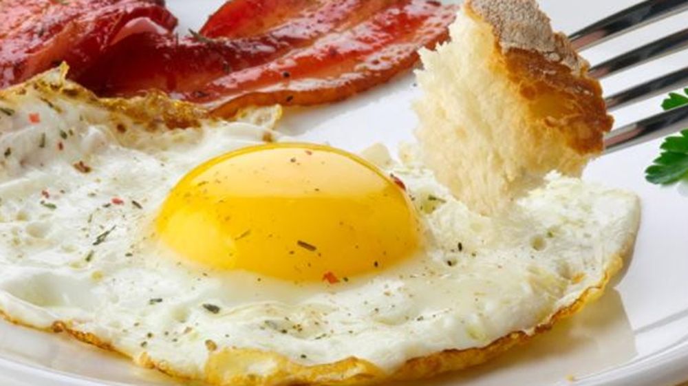 Se aconseja evitar el huevo frito y cocinarlo completamente para prevenir riesgos como la salmonella.