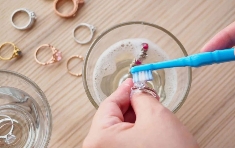 Los elementos que tenés en casa para limpiar tus joyas no perjudican el material.