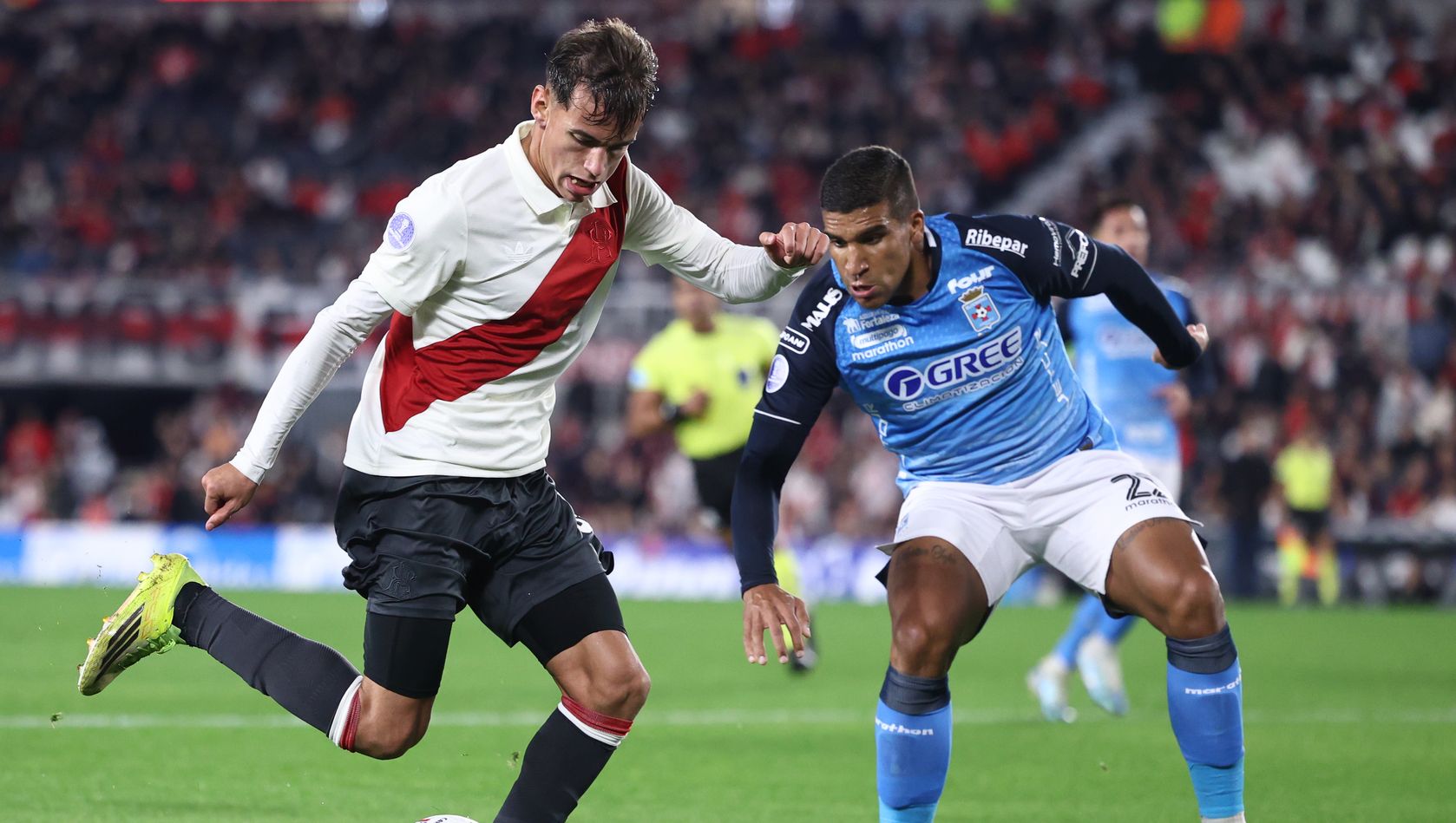 Joaquín Freitas pelea con un rival por la pelota.&nbsp;