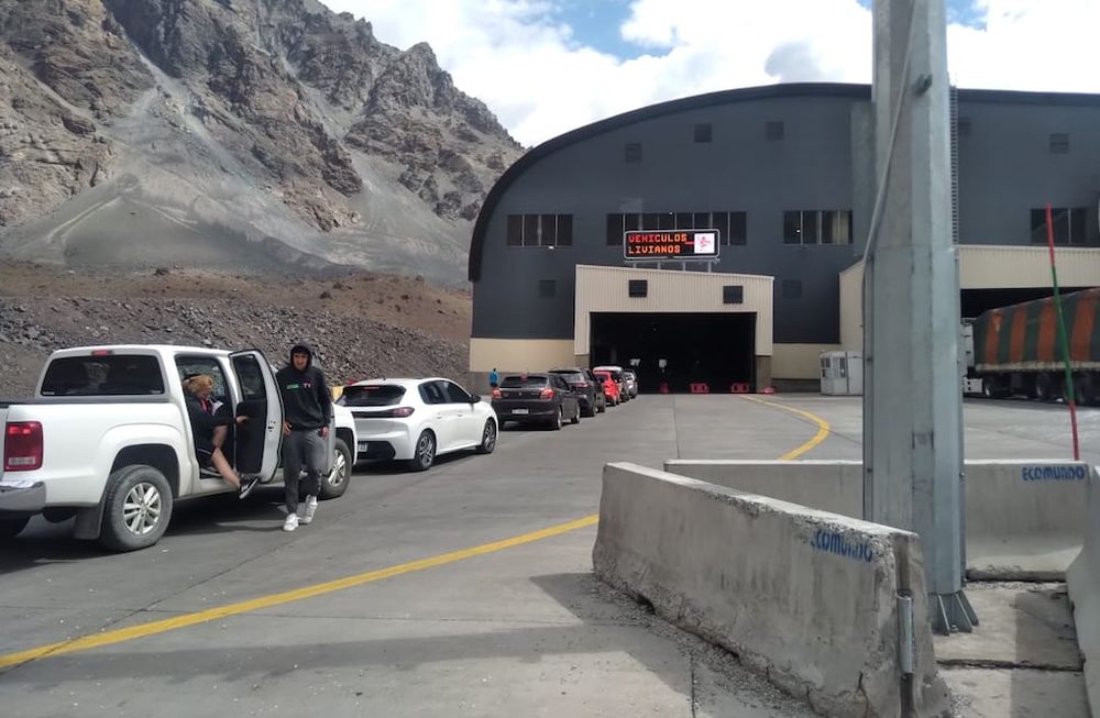 Por la extensa demora para cruzar a Chile por el Paso Cristo Redentor habilitaron paradores en Uspallata y Penitentes.