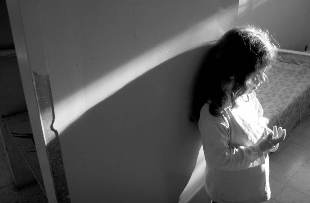 Los niños son instrumentados para servir a propósitos que ignoramos, y nos sentimos bien obligándolos, en emotivas ceremonias, a depositar flores y simpáticos peluches, para honrar a las víctimas de otros.