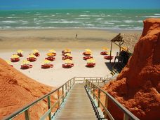 el remoto pueblito de brasil con playas escondidas: un lugar salvaje de acantilados rojos y mar celeste