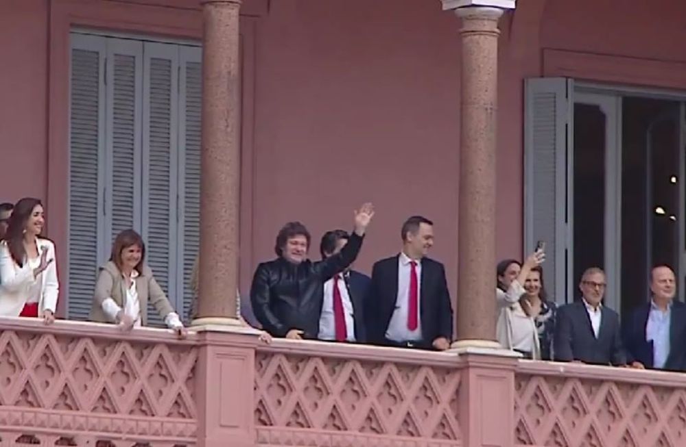 Tras la reunión de gabinete, Milei se asomó con sus ministros al balcón de la Casa Rosada para saludar. Foto: captura.