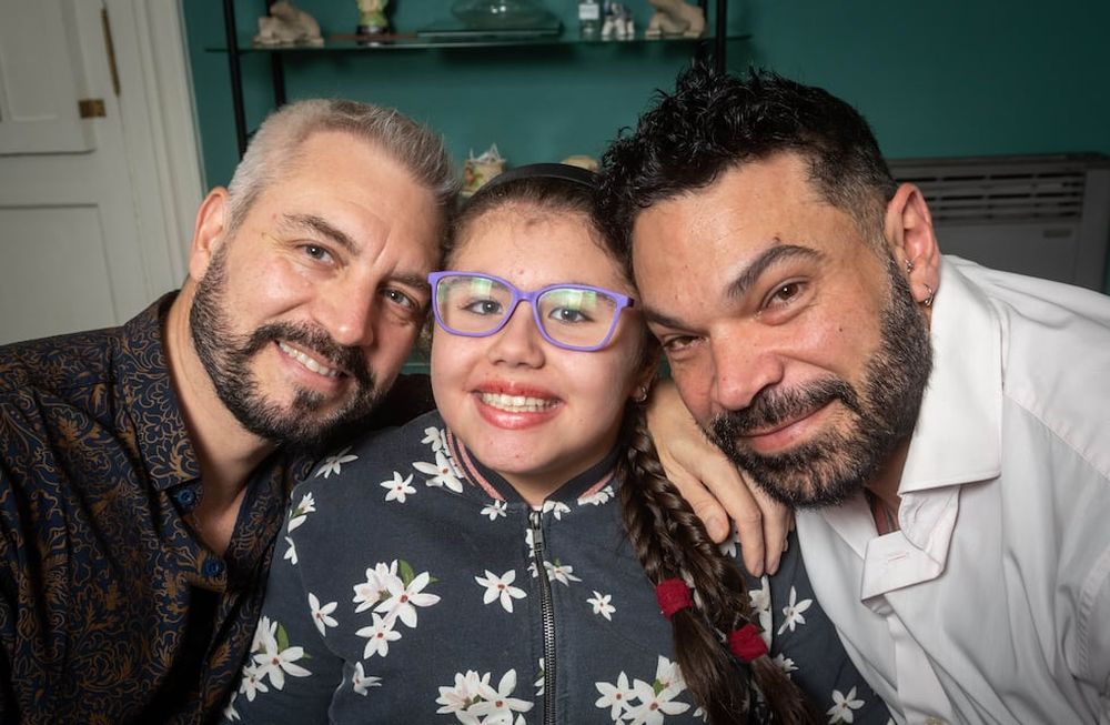 Daniel González y Gastón Fernández son pareja hace 14 años y adoptaron hace 8 años a Bianca que hoy tiene 12 años Foto: Ignacio Blanco / Los Andes