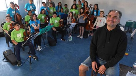 Orquesta pequeños grandes músicos del pedemonte, integrada por niños, jóvenes y adultos que participaron en un concurso de música y obtuvieron un bandoneón como premio.Patricio Ibire es el director de la orquestaFoto : José Gutierrez / Los Andes