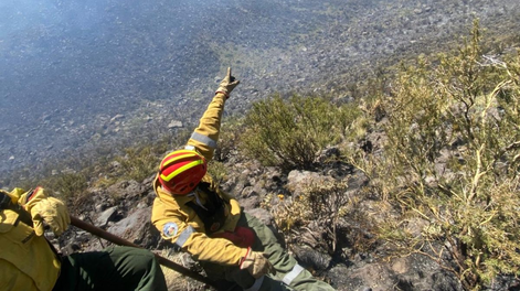 Lograron contener el incendio en la zona de Cerro Nevado, Monte Comán
