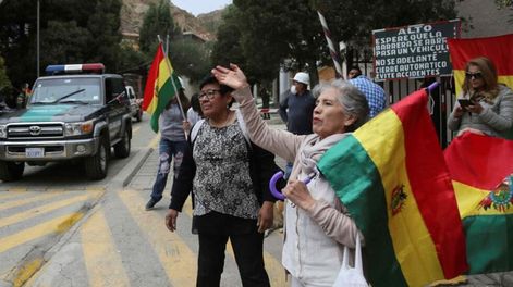 Manifestantes progobierno se manifiestan ante la embajada de México en La Paz. / Gentileza