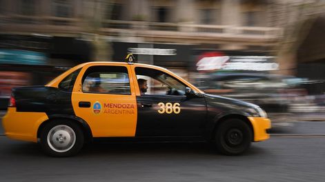 Taxis y remises de Mendoza piden que se aumenten las tarifas de bajada de bandera.Foto: José Gutierrez / Los Andes