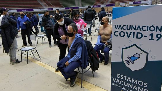 Uno de los problemas es que hay un segmento que prefiere no recibir la vacuna y por ello ni siquiera se inscribe. Foto: Orlando Pelichotti / Los Andes
