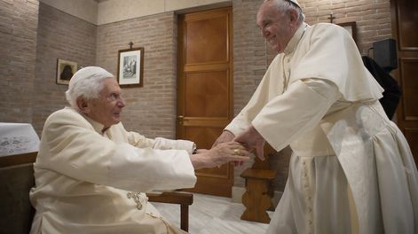 Los Andes | El papa emérito Benedicto XVI falleció a los 95 años y Francisco presidió la ceremonia del funeral en un hecho único en la historia del catolicismo: que un máximo pontífice despida a otro.