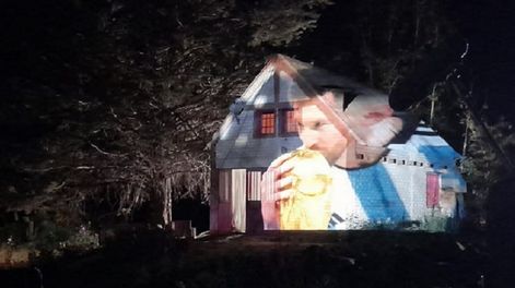 Los Andes | La imagen de Lionel Messi, el mejor futbolista de la historia, proyectada en una casa de Potrerillos durante la filmación del spot de la AFA. / gentileza
