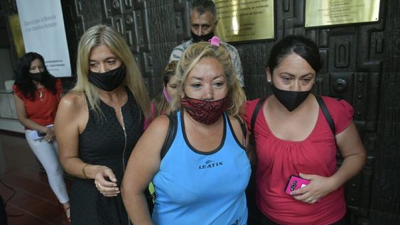 La fiscal Claudia Ríos junto a la familia de Karen Roux, este lunes en la fiscalía de Homicidios. / Orlando Pelichotti