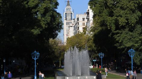 Vista del Edificio Gómez desde la plaza Independencia. Foto: Marcelo Rolland / Los Andes