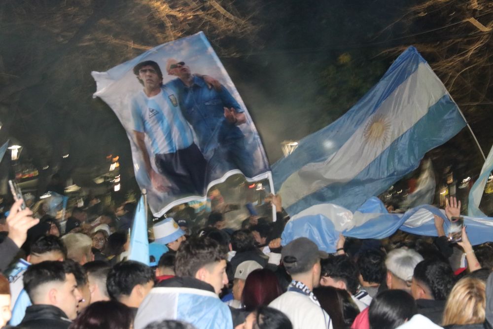 Miles de mendocinos coparon el KM 0 para celebrar el pase de Argentina a semifinales del Mundial 2026