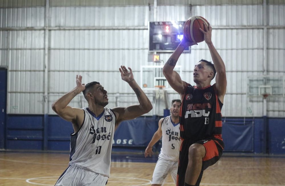 Nacho Olmedo de Atenas lanza ante la marca de Rodrigo Olmedo. / Gentileza: Nicolás Ríos.