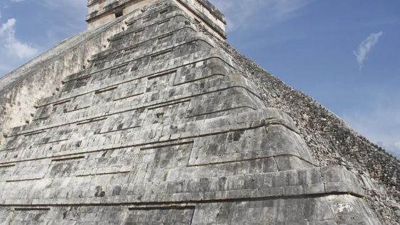 Un hombre se subió a la pirámide de Chichén Itzá y lo bajaron de un palazo en la cabeza. Gentileza: TN