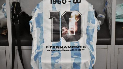 Emotivo homenaje le realizaron los jugadores SUB 23 a Maradona, Luque y Sabella. / Gentileza.