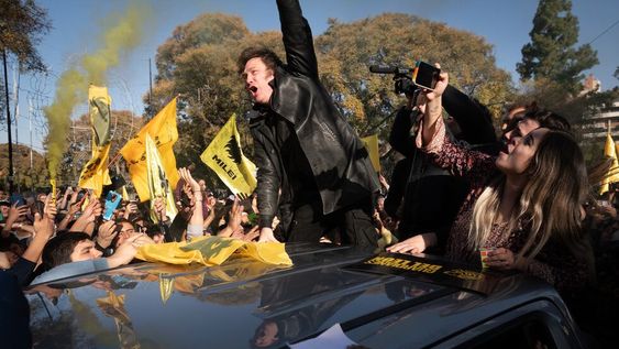 Javier Milei visitó Mendoza el sábado 5. Agitó y abrazó a los militantes, pero no habló ni dio discursos.Foto: Ignacio Blanco / Los Andes