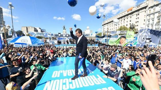 Sergio Massa, el ministro de Economía y candidato a Presidente por el oficialismo, habló ante los gremialistas y referentes sociales que marcharon al Congreso. Foto: Unión por la Patria