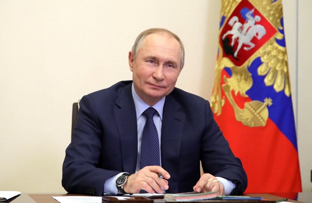 Vladimir Putin, presidente de Rusia, firmando un decreto.