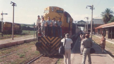 Los Andes | Cientos de mendocinos se agolparon en la Estación Mendoza y vieron, con impotencia, cómo la última formación partía rumbo a Buenos Aires el 10 de marzo de 1993. | Foto: Gentileza Mario Daniel Ávila.