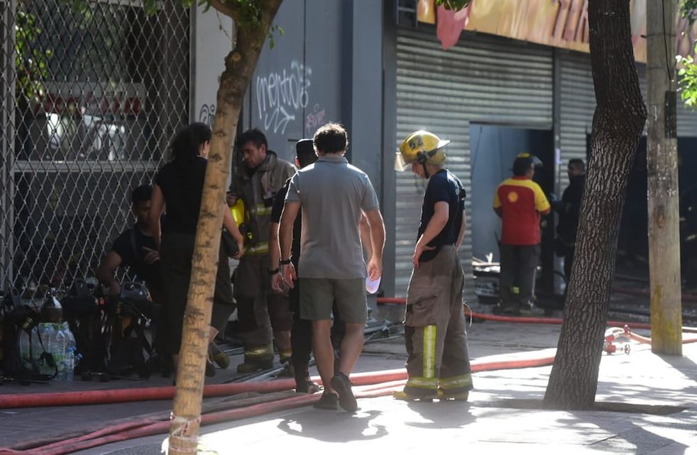 Impactante incendio en una feria persa: “Perdí el trabajo de toda una vida, todavía no caigo”. Foto: Mariana Villa / Los Andes