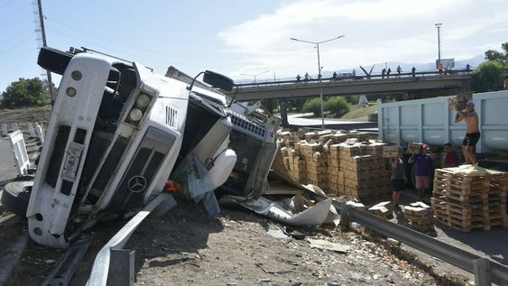 Un camión que transportaba papas congeladas volcó en el Acceso Este y la gente saqueó la mercadería. Foto: Orlando Pelichotti / Los Andes