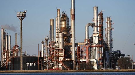 Destileria de YPF, en Lujan de Cuyo. Foto: Los Andes