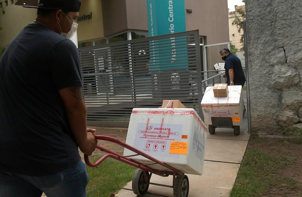 El proceso de vacunación será lento y paulatino. Mientras tanto, es importante seguir aplicando una serie de medidas que minimicen la probabilidad de contagio. Foto: Orlando Pelichotti