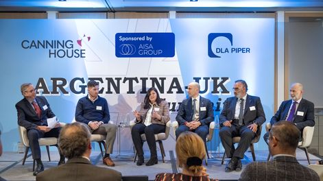 Panel del encuentro bilateral Argentina - Reino Unido, que incluyó a Ricardo Martínez, director ejecutivo de Minas Argentinas
