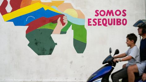 Los Andes | Un niño conduce una motocicleta por delante de un mural con el mapa de Venezuela, que incluye el territorio de Esequibo, en el vecindario 23 de Enero de Caracas, Venezuela, el 11 de diciembre de 2023. (AP Foto/Matías Delacroix)