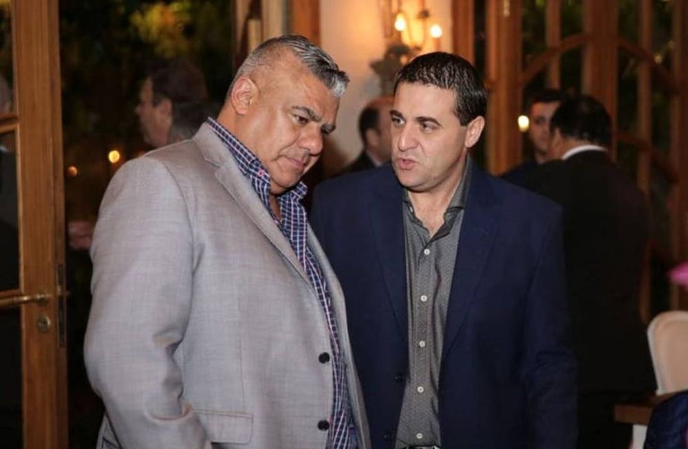 Pablo Toviggino, derecha, junto a Claudio Tapia.
